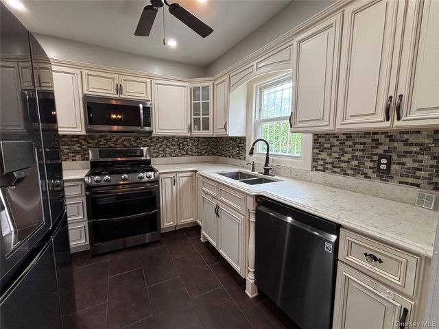 21811 107 Avenue 2, Queens Village, NY 11429