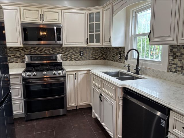21811 107 Avenue 2, Queens Village, NY 11429