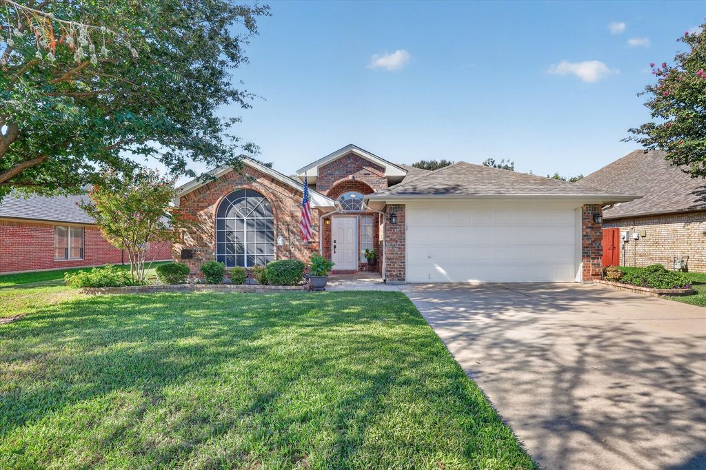 333 Carriage Lane, Saginaw, TX 76179