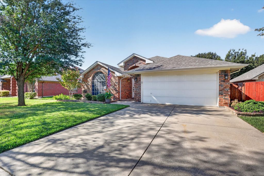 333 Carriage Lane, Saginaw, TX 76179 — photo 2