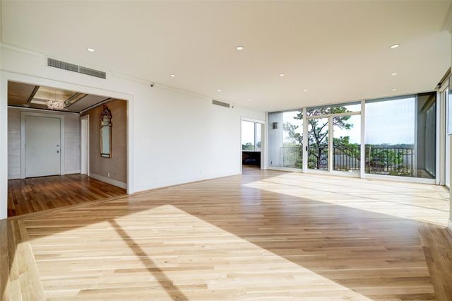 121 N Post Oak Lane 706, Houston, TX 77024