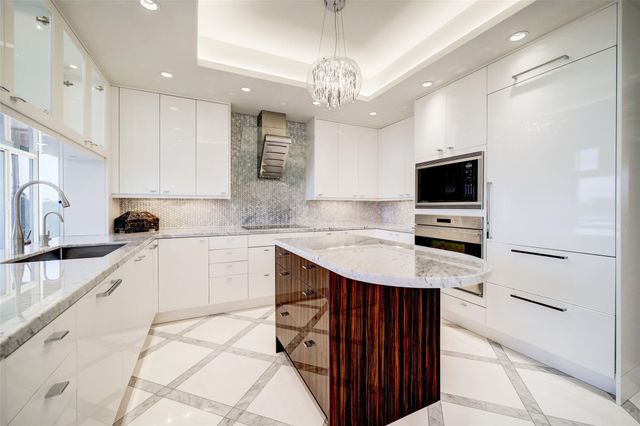 121 N Post Oak Lane 706, Houston, TX 77024