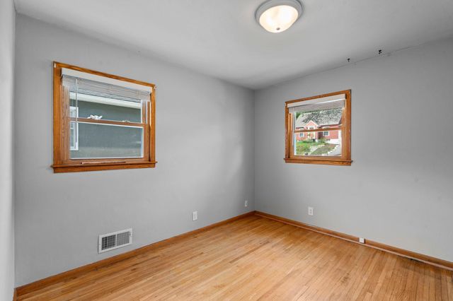 513 9th Avenue S, South Saint Paul, MN 55075