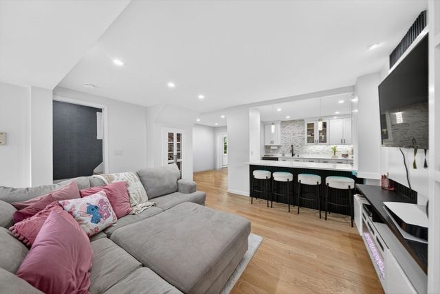 52 High St, Hudson, MA 01749