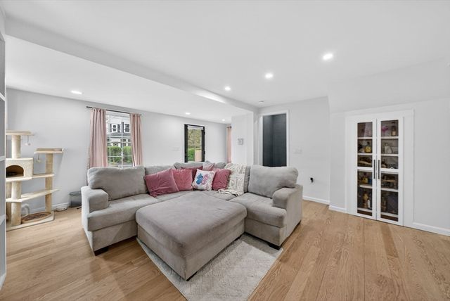 52 High St, Hudson, MA 01749