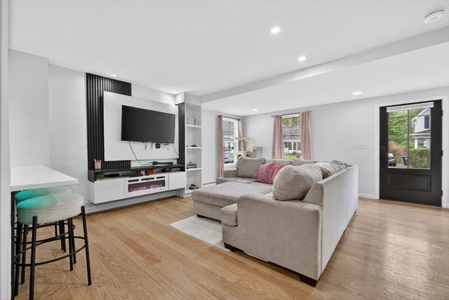 52 High St, Hudson, MA 01749