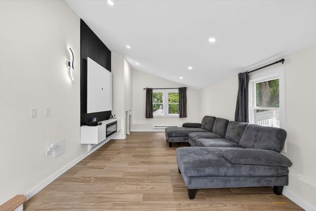 52 High St, Hudson, MA 01749