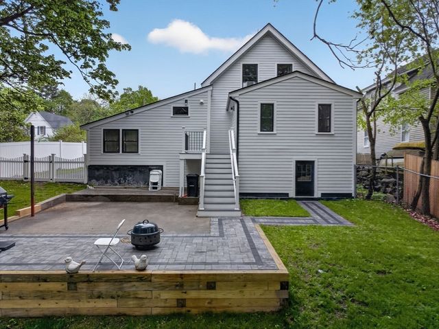 52 High St, Hudson, MA 01749