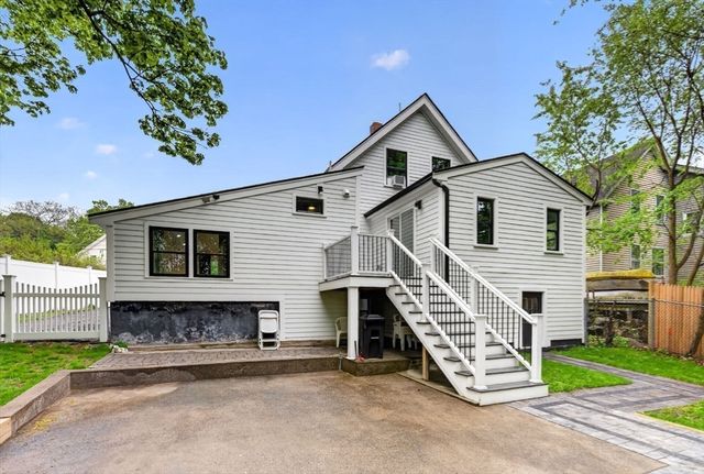 52 High St, Hudson, MA 01749