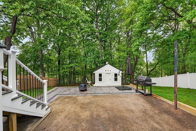 52 High St, Hudson, MA 01749
