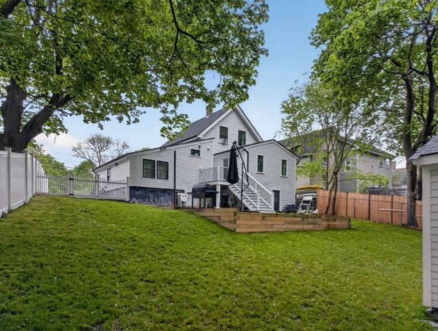 52 High St, Hudson, MA 01749