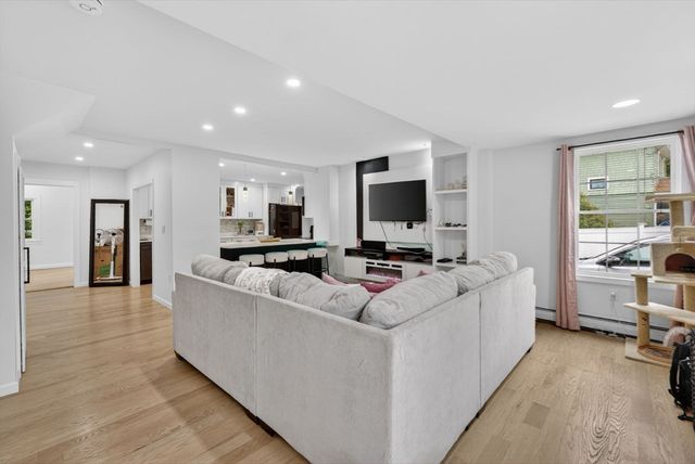 52 High St, Hudson, MA 01749