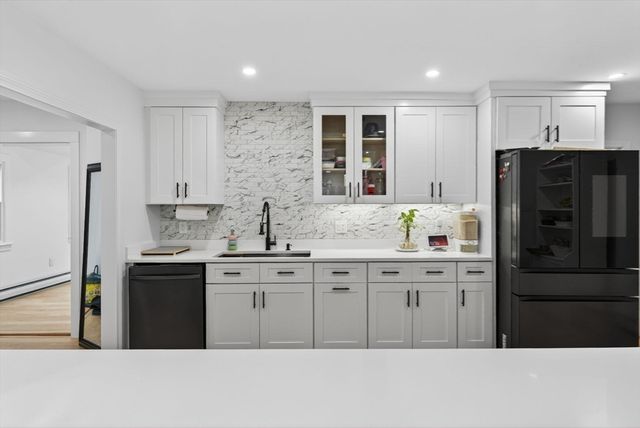 52 High St, Hudson, MA 01749