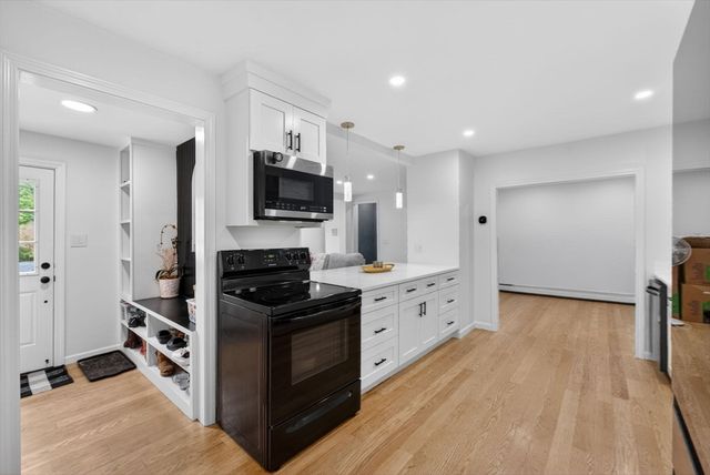 52 High St, Hudson, MA 01749