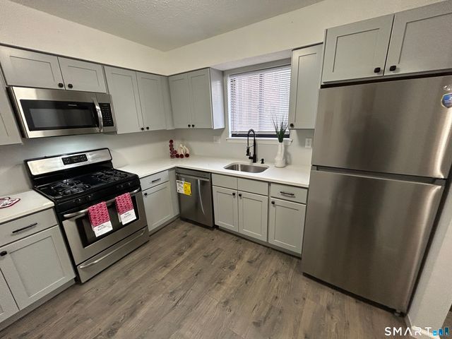 111 Sutton Place 111, Bloomfield, CT 06002