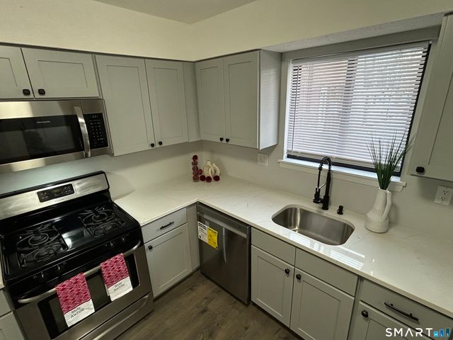 111 Sutton Place 111, Bloomfield, CT 06002