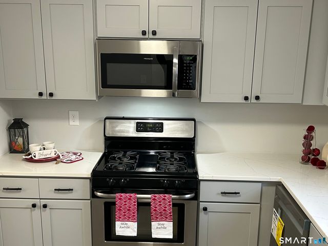 111 Sutton Place 111, Bloomfield, CT 06002