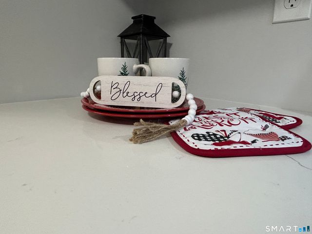 111 Sutton Place 111, Bloomfield, CT 06002