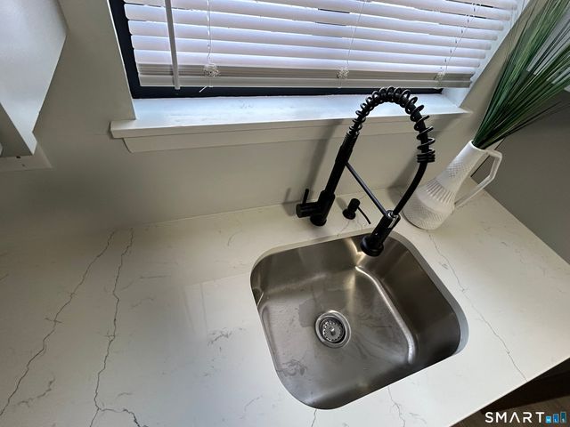 111 Sutton Place 111, Bloomfield, CT 06002