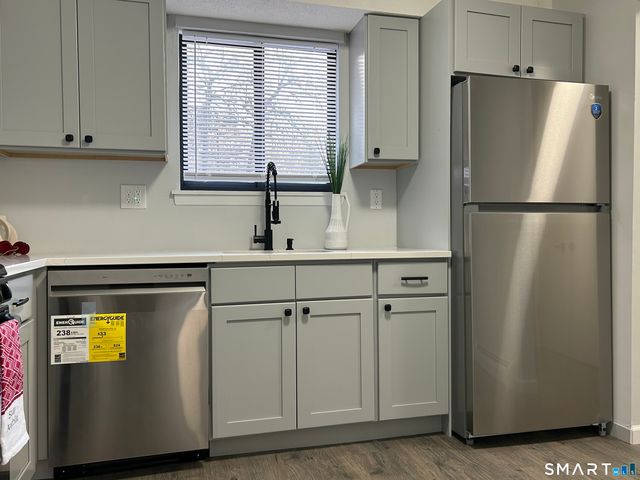 111 Sutton Place 111, Bloomfield, CT 06002