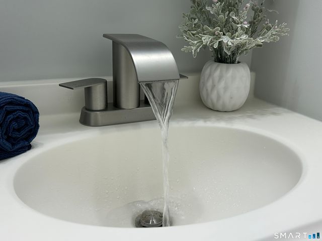 111 Sutton Place 111, Bloomfield, CT 06002