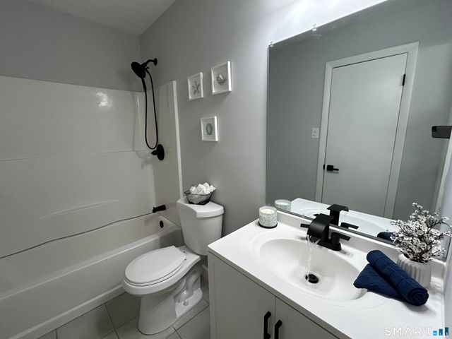 111 Sutton Place 111, Bloomfield, CT 06002