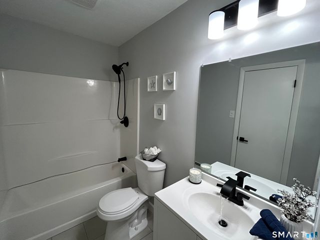 111 Sutton Place 111, Bloomfield, CT 06002