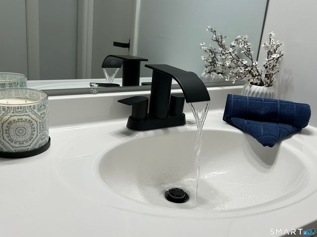 111 Sutton Place 111, Bloomfield, CT 06002