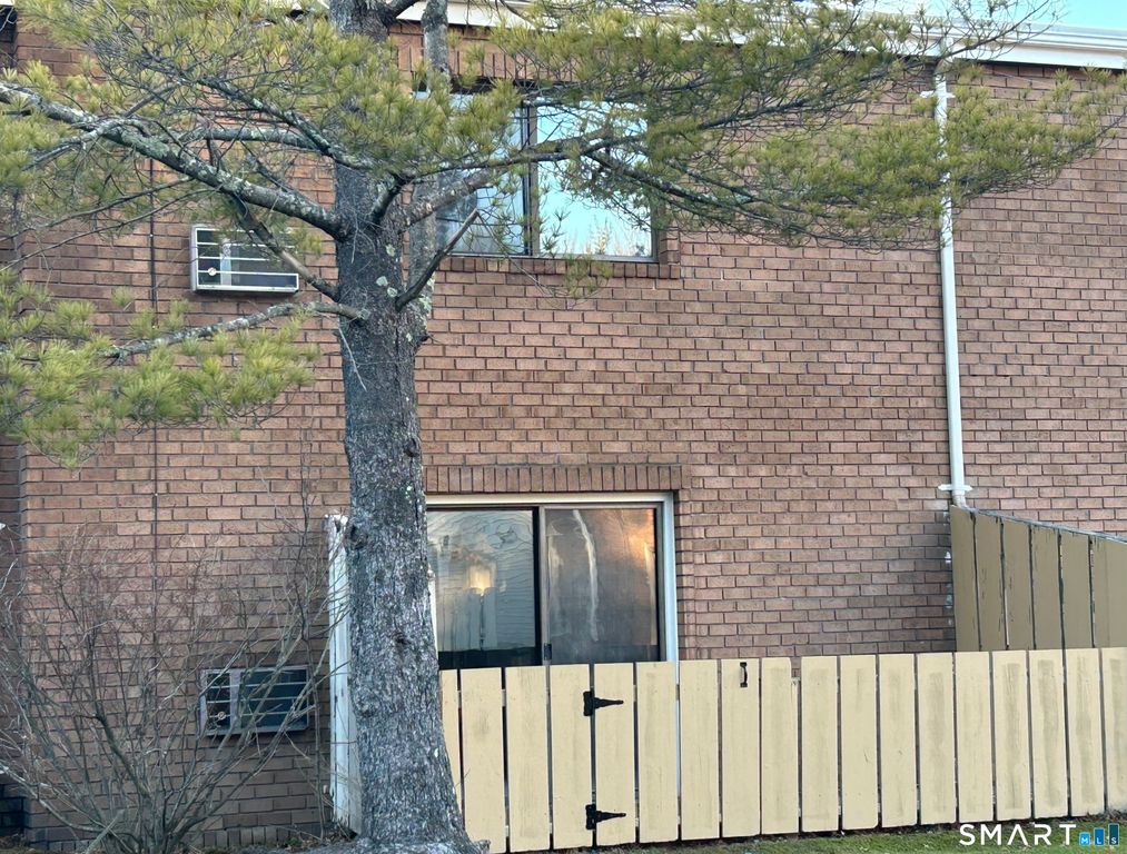 111 Sutton Place 111, Bloomfield, CT 06002