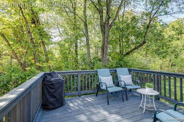 150 Legacy Park Circle, Dearborn Heights, MI 48127