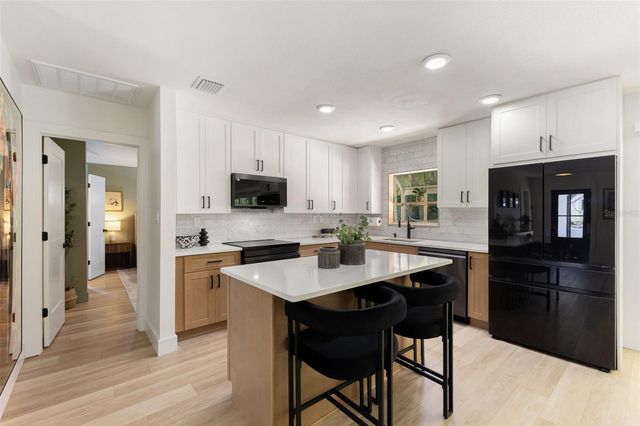 4618 BAYSHORE BOULEVARD NE, St Petersburg, FL 33703