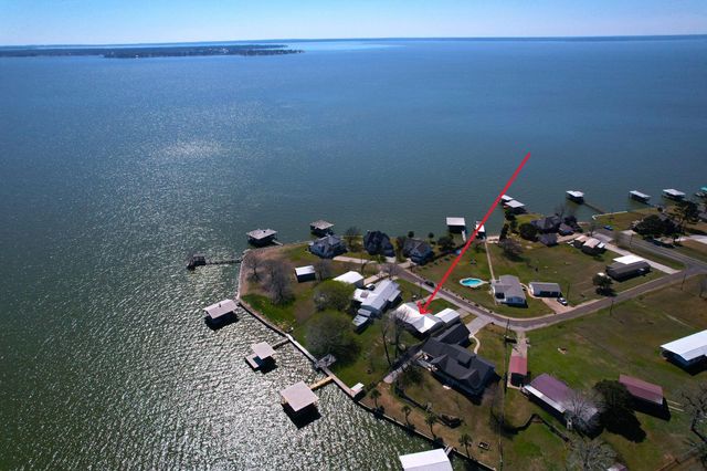 207 Vivian Road, Onalaska, TX 77360