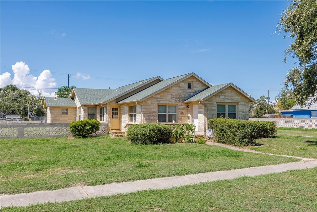 126 N Whitney St, Aransas Pass, TX 78336 — exterior