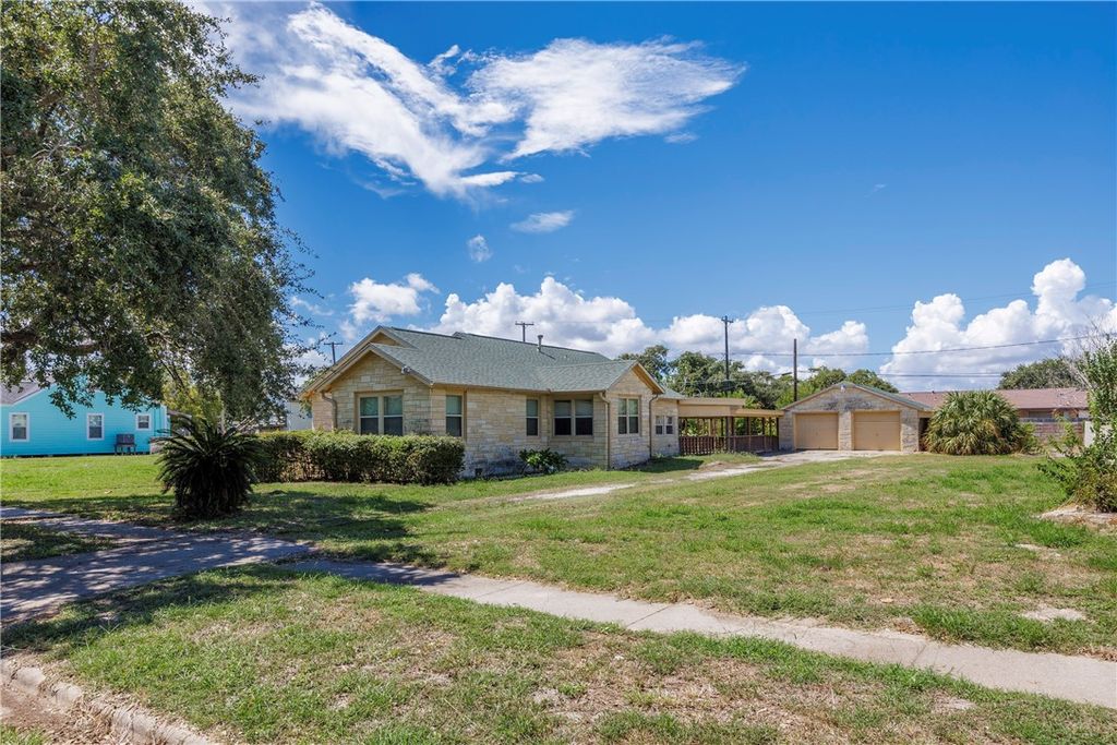 126 N Whitney St, Aransas Pass, TX 78336 — photo 2