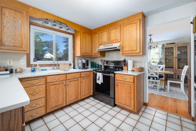 18 Meadowlark Road, Simsbury, CT 06092