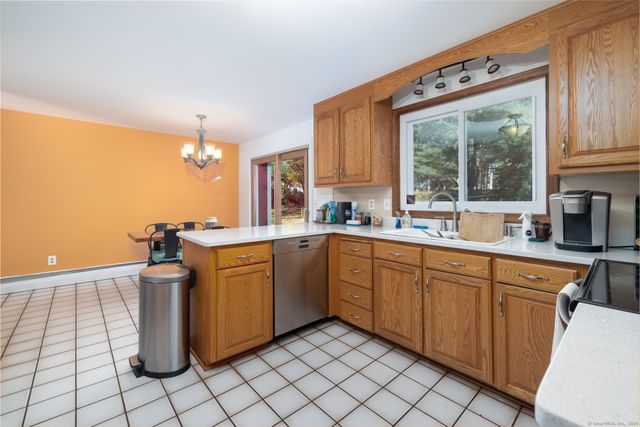 18 Meadowlark Road, Simsbury, CT 06092