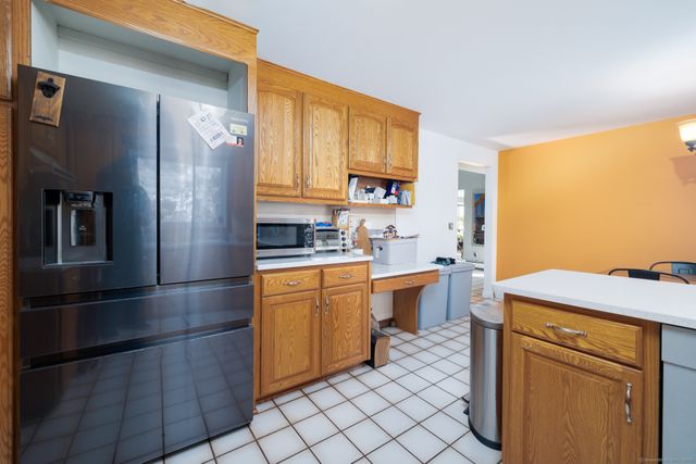 18 Meadowlark Road, Simsbury, CT 06092