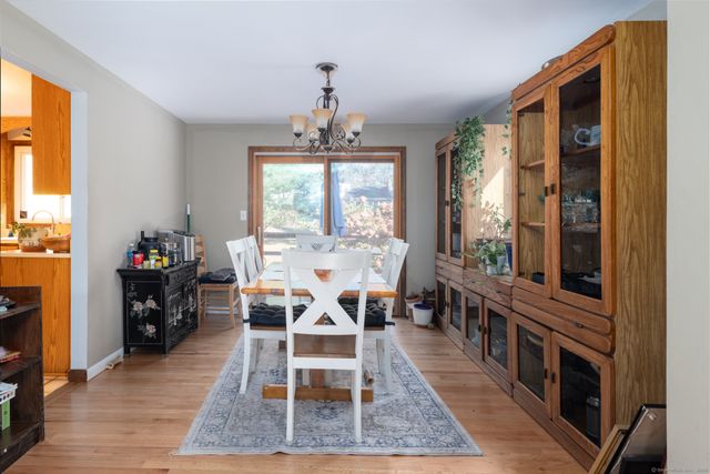 18 Meadowlark Road, Simsbury, CT 06092