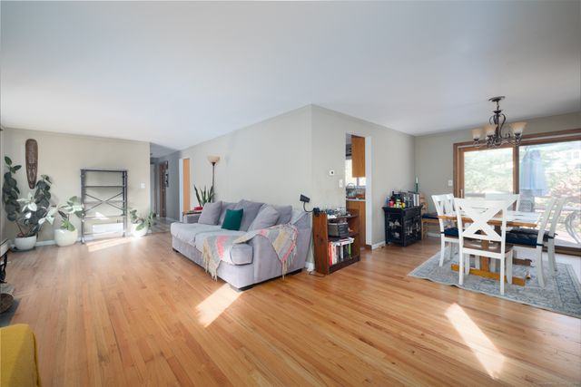 18 Meadowlark Road, Simsbury, CT 06092