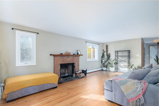 18 Meadowlark Road, Simsbury, CT 06092