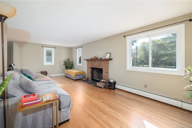 18 Meadowlark Road, Simsbury, CT 06092