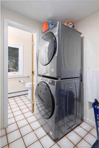 18 Meadowlark Road, Simsbury, CT 06092