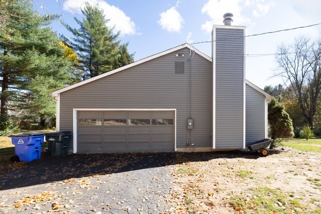 18 Meadowlark Road, Simsbury, CT 06092