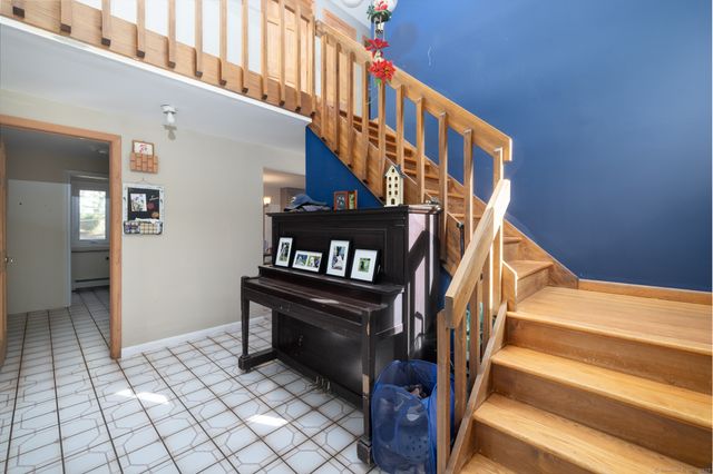 18 Meadowlark Road, Simsbury, CT 06092