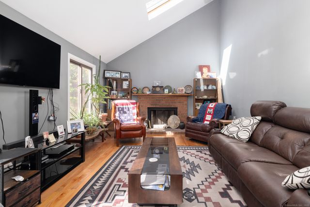 18 Meadowlark Road, Simsbury, CT 06092