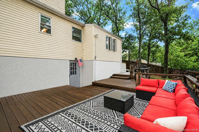 30 Sayville Road, Sound Beach, NY 11789