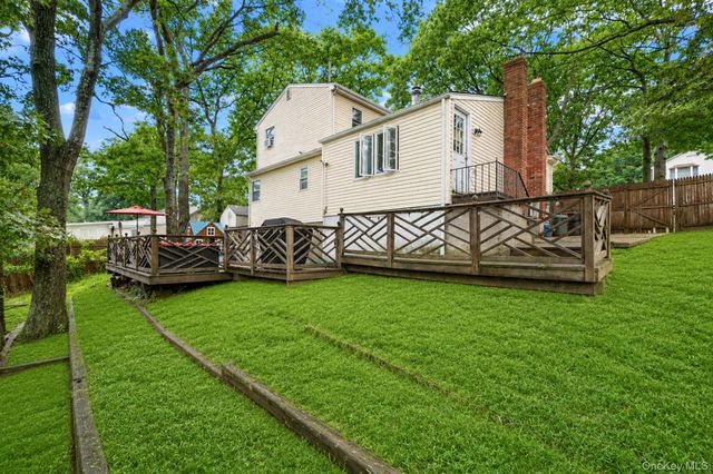 30 Sayville Road, Sound Beach, NY 11789