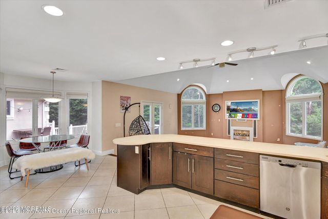 10 Syngle Way, Morganville, NJ 07751