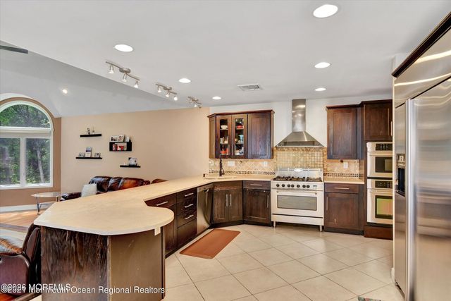 10 Syngle Way, Morganville, NJ 07751