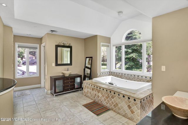 10 Syngle Way, Morganville, NJ 07751